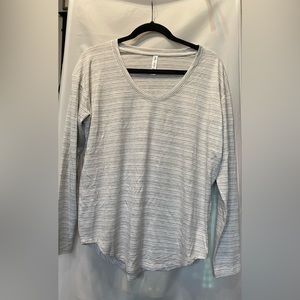 Athleta Long Sleeve Gray/White Shirt Size 6